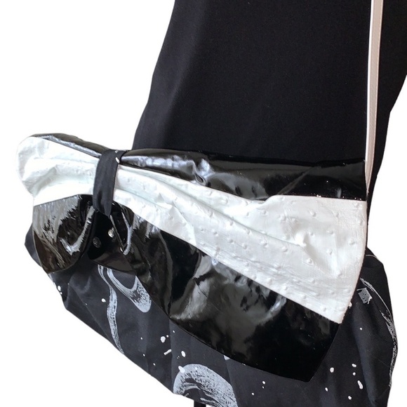 CYNTHIA Matthews Vintage Black and White Patent Leather and Fabric Shoulder Bag - Picture 3 of 16